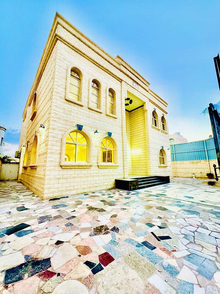 For rent in the Rawda neighborhood, a 5000-foot villa, corner of two streets, facing a hole, 5 master bedrooms, two halls, a main kitchen, and a preparation room for a maid, indoor storey, air conditioners, electricity, and water. 150 thousand in two fina