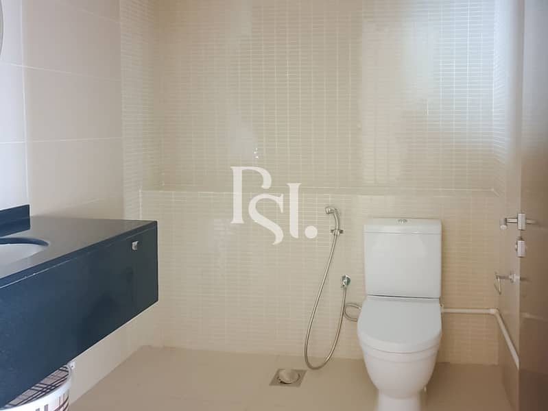 18 rak-tower-marina-square-al-reem-island-abu-dhabi-bathroom (2). JPG