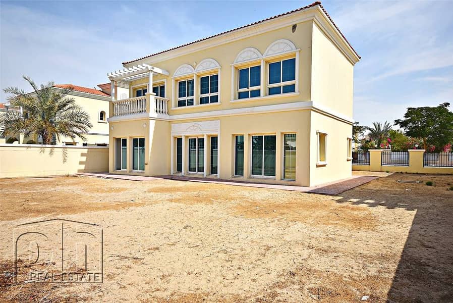 Vacant 5 Bed Villa plus Maid