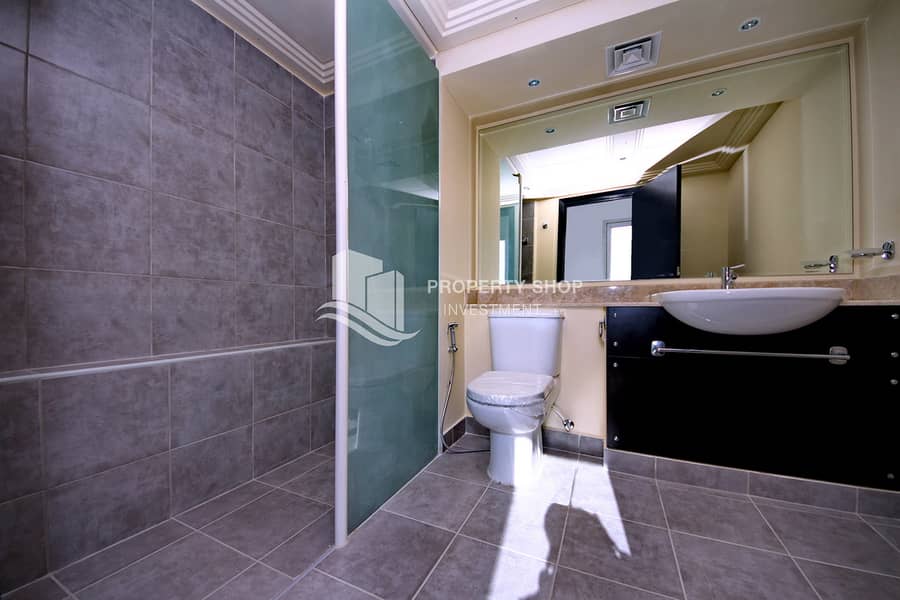 19 5-bedroom-villa-abu-dhabi-al-reef-contemporary-village-master-bathroom. JPG