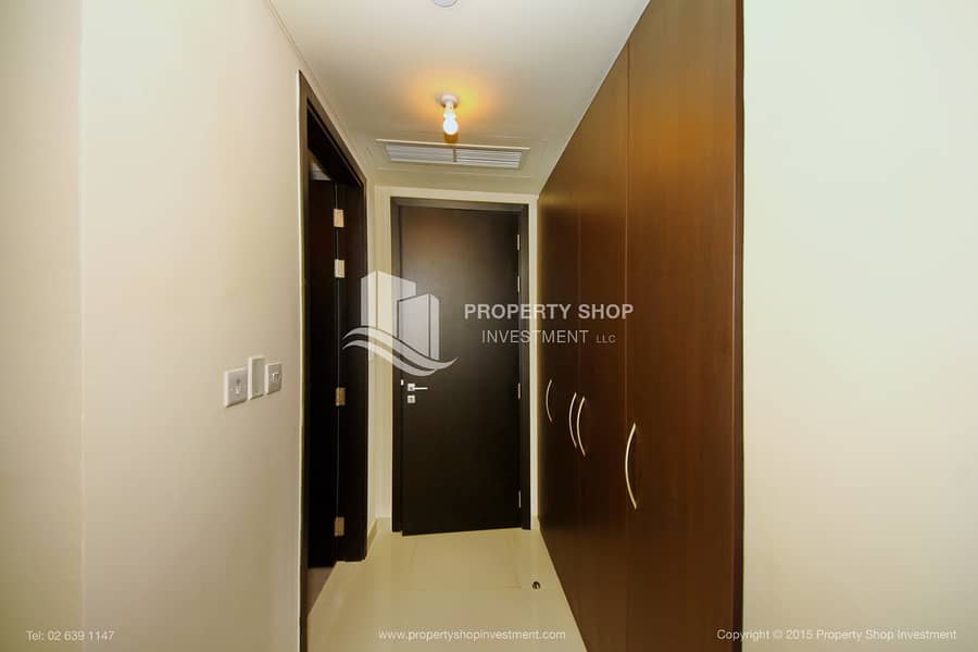 7 1-bedroom-apartment-al-reem-island-marina-square-tala-tower-walk-in-closet. JPG