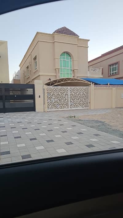 For rent in Ajman Al Mowaihat Area 1 On an asphalt street 5 master rooms, 2 halls, a sitting room, a kitchen, a maids room, and a monster room 5000 feet Citizen Electricity The price is 110 thousand