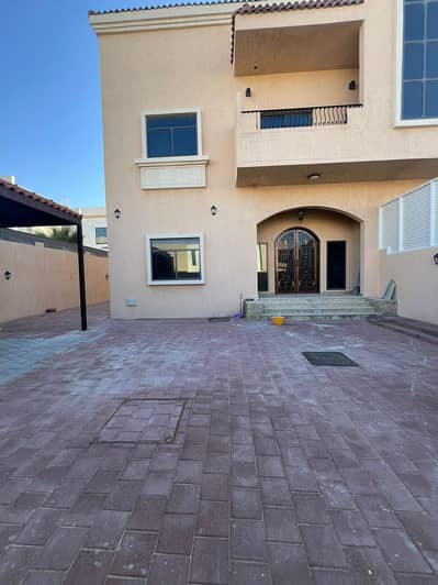For rent, a villa in Al-Syouh, first inhabitant, two floors 4 rooms, a sitting room and a hall ground floor A large hall, master room, kitchen and storeroom first floor 3 large master rooms, a preparatory kitchen, and a lounge Central air conditioning req