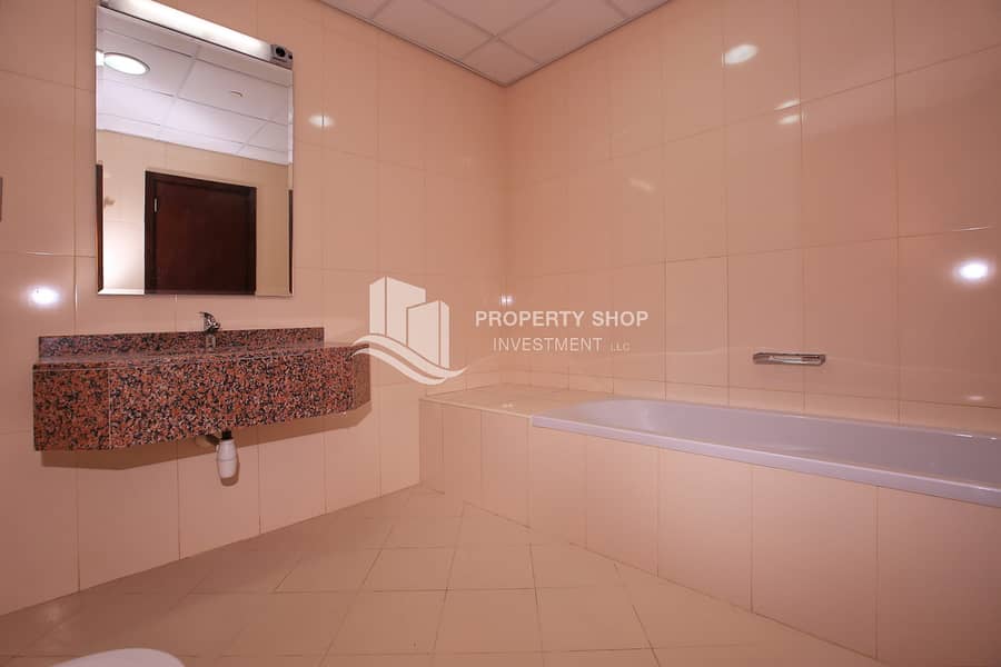 7 studio-apartment-abu-dhabi-al-reem-island-city-of-lights-hydra-avenue-bathroom. JPG