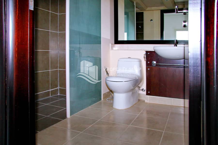 5 2-bedroom-villa-abu-dhab-al-reef-arabian-village-master-bathroom. JPG