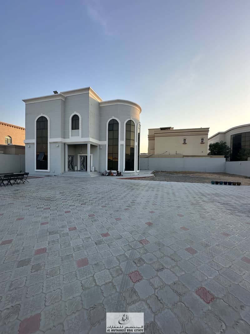 For sale, villa in Al-Syouh  Sharjah  4BHk The area is 14000 square feet