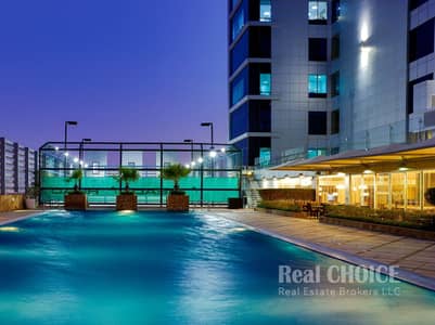 شقة فندقية 2 غرفة نوم للايجار في الصفوح، دبي - Swimming Pool_Night. jpg