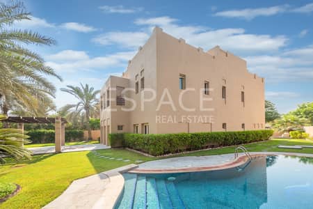 Well Maintained | 5 Beds with Lake View Well Maintained | 5 Beds with Lake View