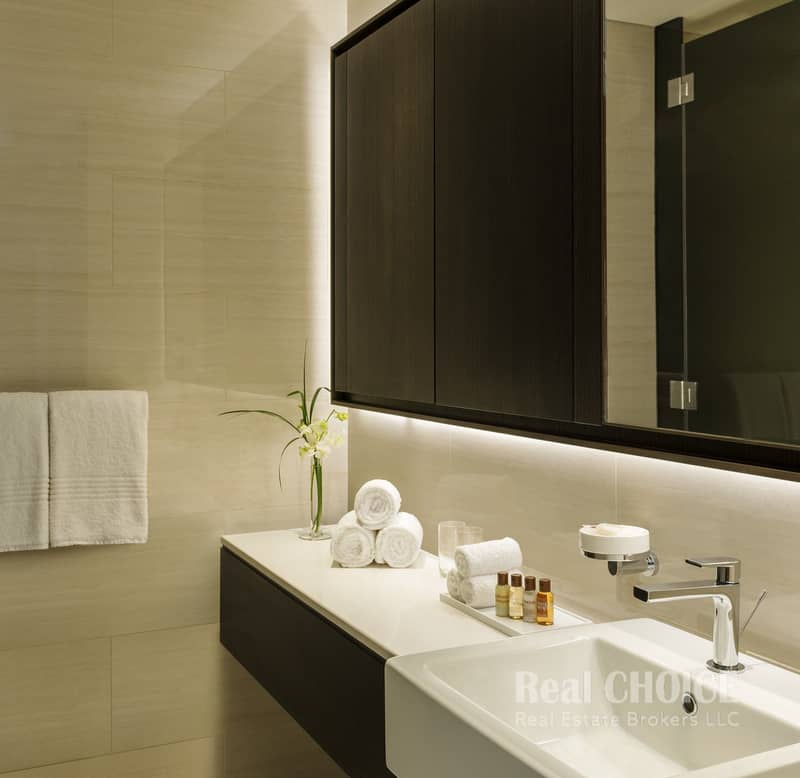 17 Sheraton Grand Hotel, Dubai - Apartment Guest Bathroom. jpg