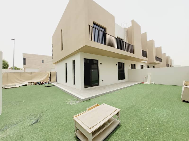 Spacious corner unit 3BR with maid room & storeroom Spacious corner unit 3BR with maid room & storeroom