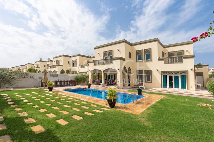 Huge Plot - Amazing Condition - Private Pool