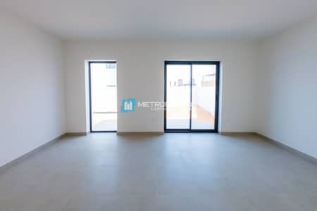 2 Bedroom Townhouse for Sale in Al Ghadeer, Abu Dhabi - Elegant 2BR | Community View | Invest Now