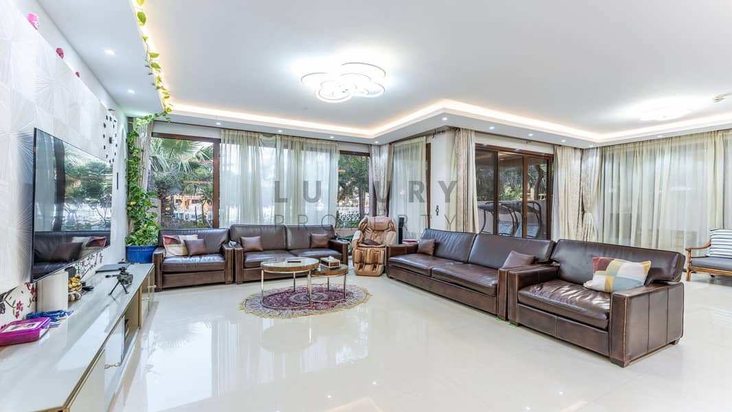 Vacant on Transfer | Pool View | Spacious Vacant on Transfer | Pool View | Spacious