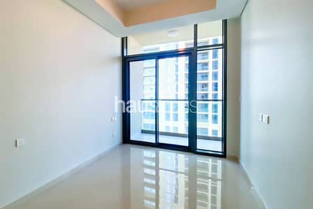 Studio for Rent in Business Bay, Dubai - High floor | Sea view | Flexible with cheques