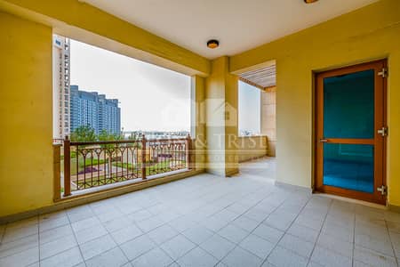 2 Bedroom Flat for Rent in Palm Jumeirah, Dubai - Well-kept 2BR | Low Floor | Full Marina Views