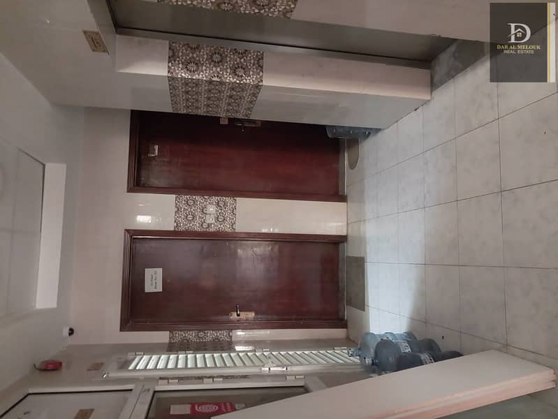 For sale in Sharjah area

 Muwailih residential and commercial building

 space.  3250 feet

 Ground permit for 3 floors

 It consists of 14 rooms and a hall

 And a studio and a shop

 Current income is 270 thousand

 Excellent location, second plot

 Fr