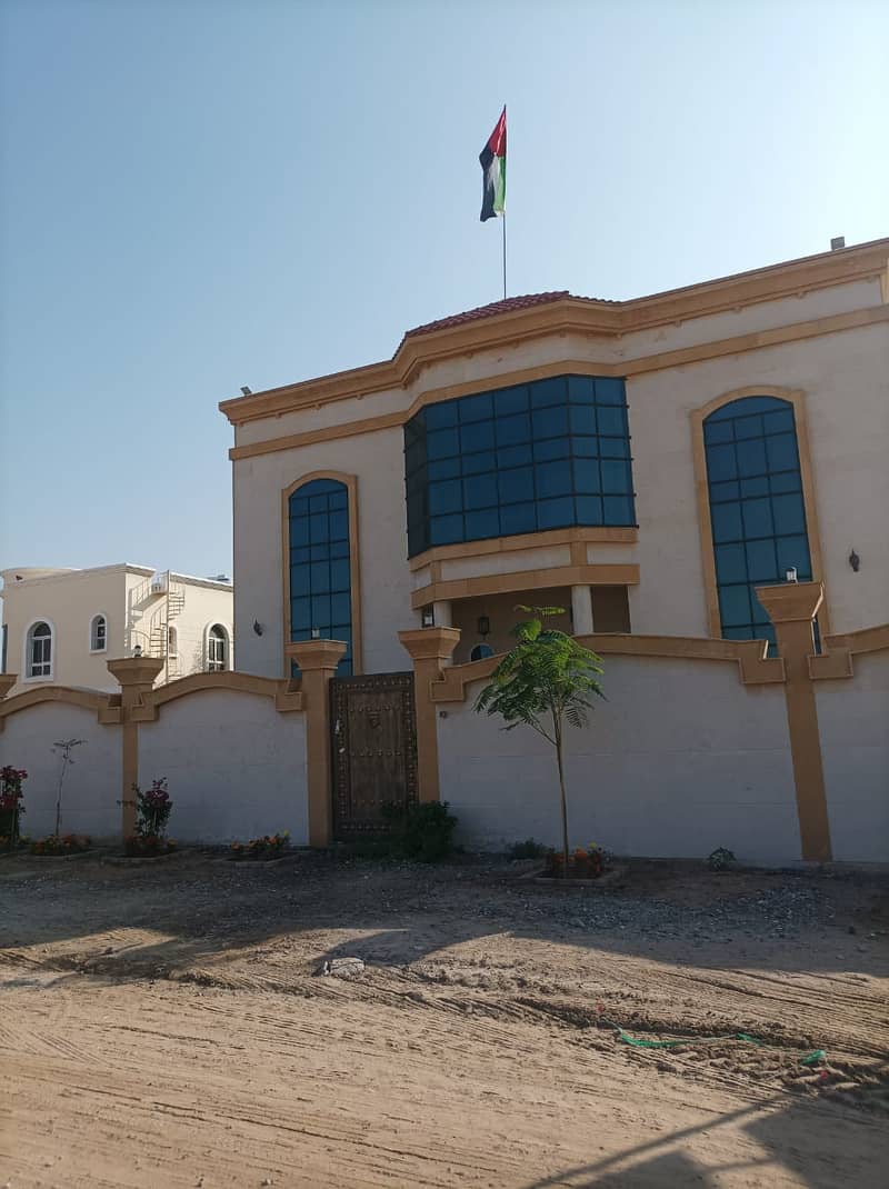 For sale, a two-storey villa in Al-Rahmaniyah. The land area is 11,000 sq. ft. The building area is 7,000 sq. ft. It consists of 7 master rooms + two halls + a sitting room with a dining room + an annex consisting of two kitchens + a storeroom + a servant