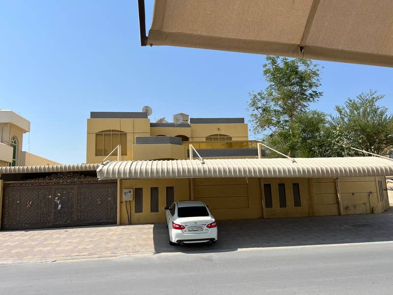 Villa for sale in Ajman, Al Mowaihat area

 The villa area is 5 thousand square feet

 The villa has a very special location

 The villa consists of 5 rooms, a living room, a living room, and air conditioners

 The villa is very close to all services

 It