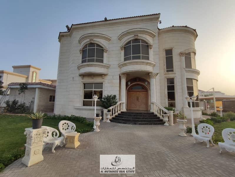 For sale, a 5-room villa in Al-Qarain 2, Sharjah. The location of the villa is in a corner on two asphalt streets and close to Airport Road, with split air conditioning and an external extensionThe villa is stone