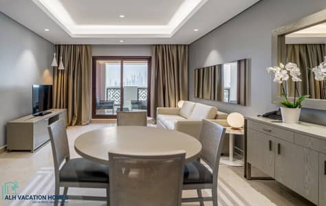 شقة فندقية 2 غرفة نوم للايجار في نخلة جميرا، دبي - Family 2 Bedroom Apartment - Living & Dining Room. jpg