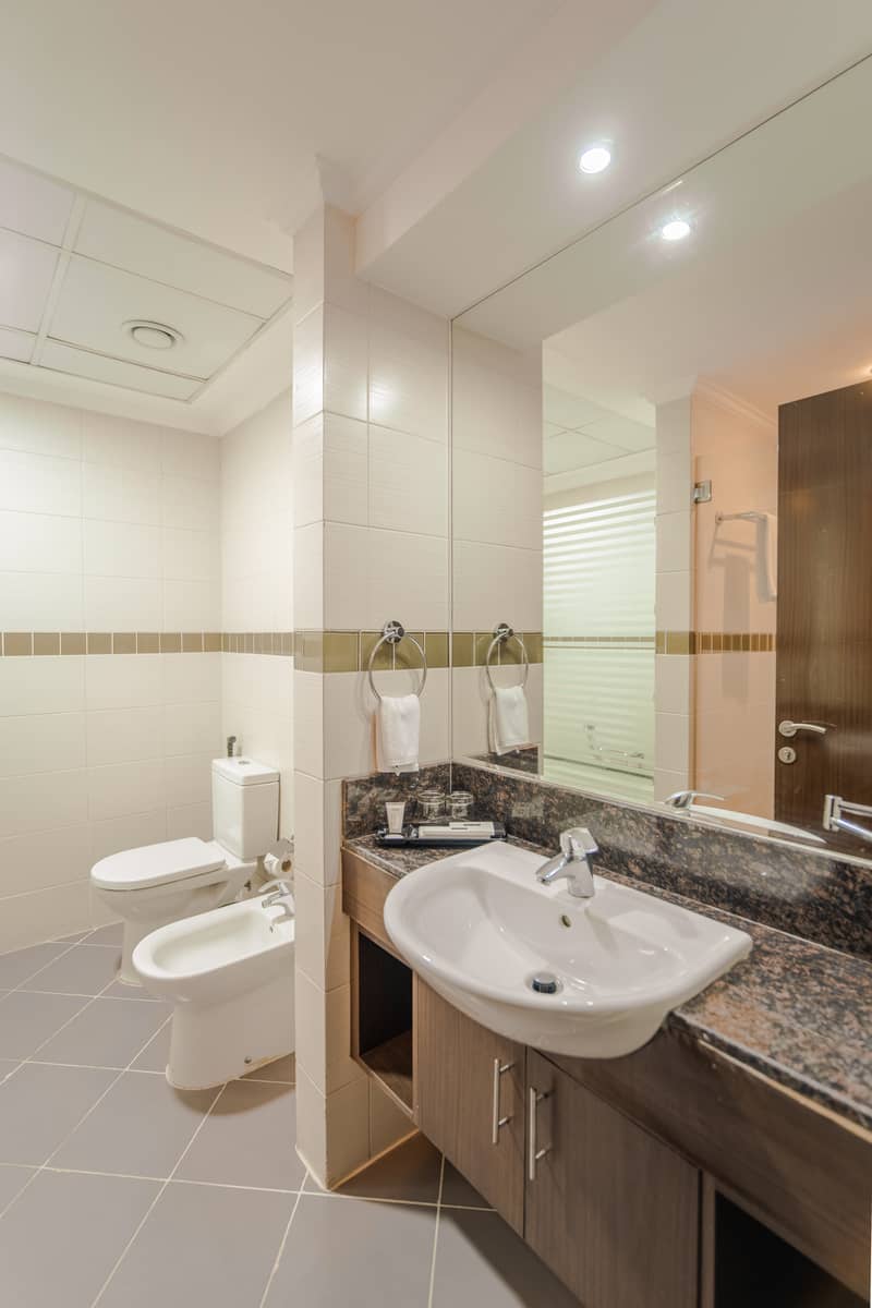 8 bathroom 01. JPG