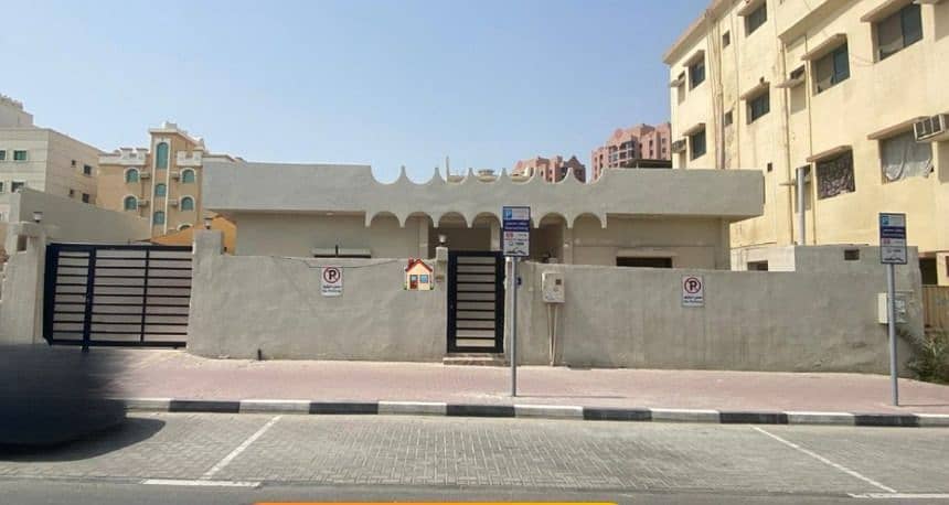 An Arab house for rent in Ajman, Al Nuaimah, the second house on Kuwait Street, a great location and close to all services

 It contains 2 private parking spaces

 + 1 garage parking space

 3 bedrooms

 Dwaniya with bathroom

 Hall

 Outdoor kitchen

 3
