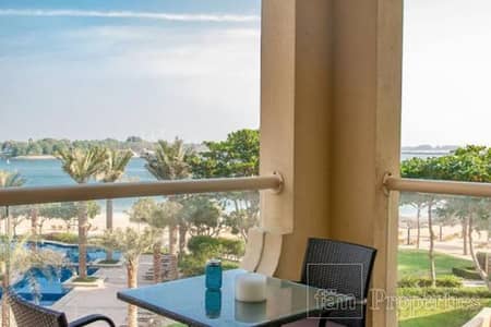 1 Bedroom Apartment for Rent in Palm Jumeirah, Dubai - Chic Retreat with Mesmerizing Sea Views