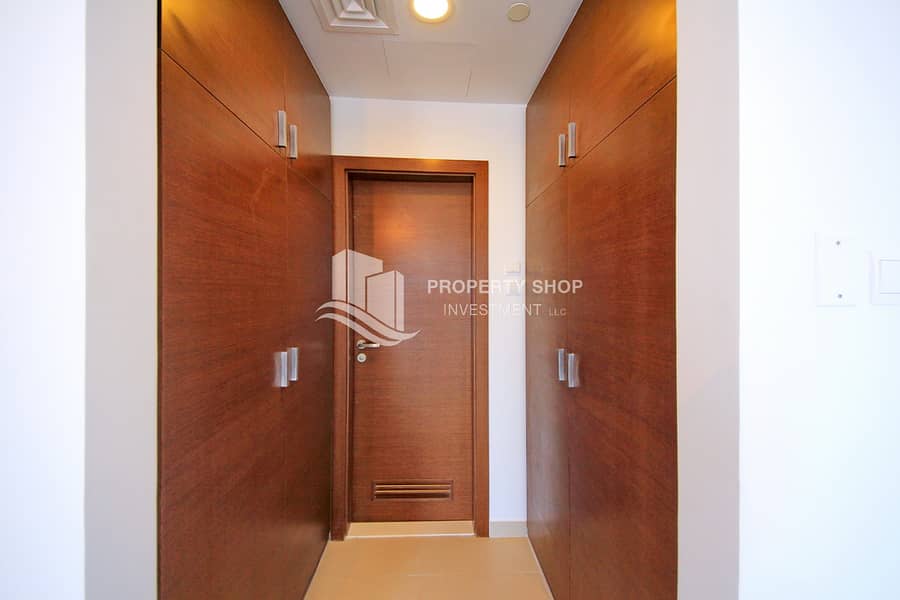 4 3-bedroom-abu-dhabi-al-reem-island-shams-abu-dhabi-gate-tower-2-closet-3. JPG