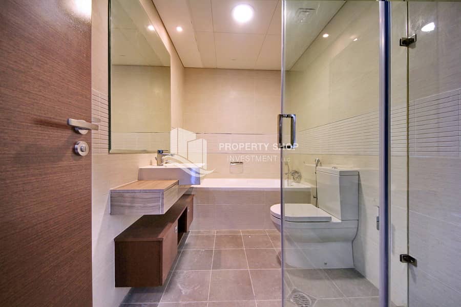10 3-bedroom-abu-dhabi-al-reem-island-shams-abu-dhabi-gate-tower-2-master-bathroom. JPG