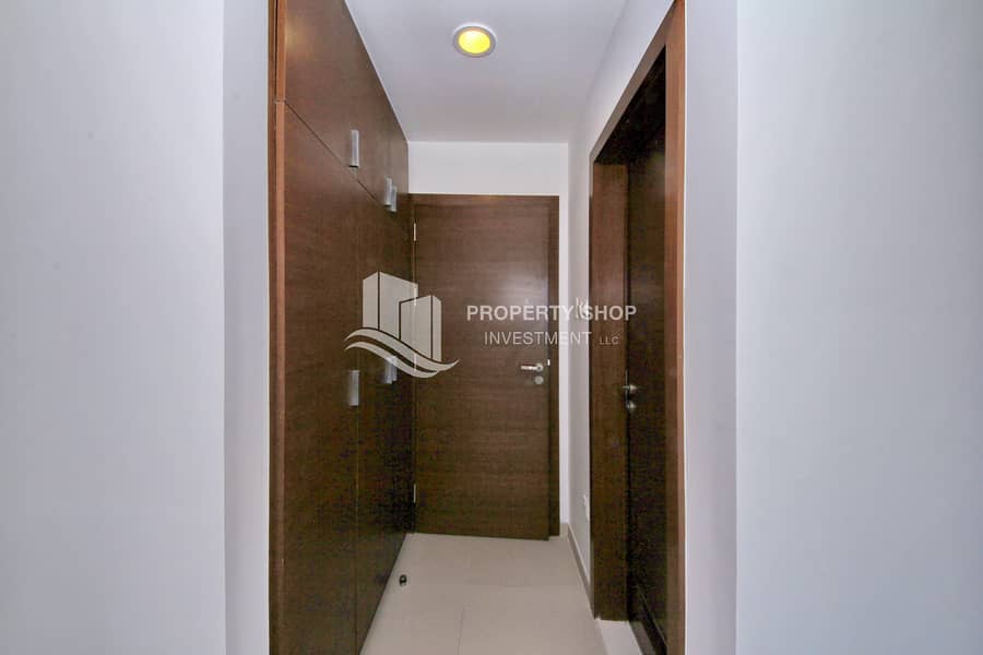 12 3-bedroom-abu-dhabi-al-reem-island-shams-abu-dhabi-gate-tower-2-closet. JPG