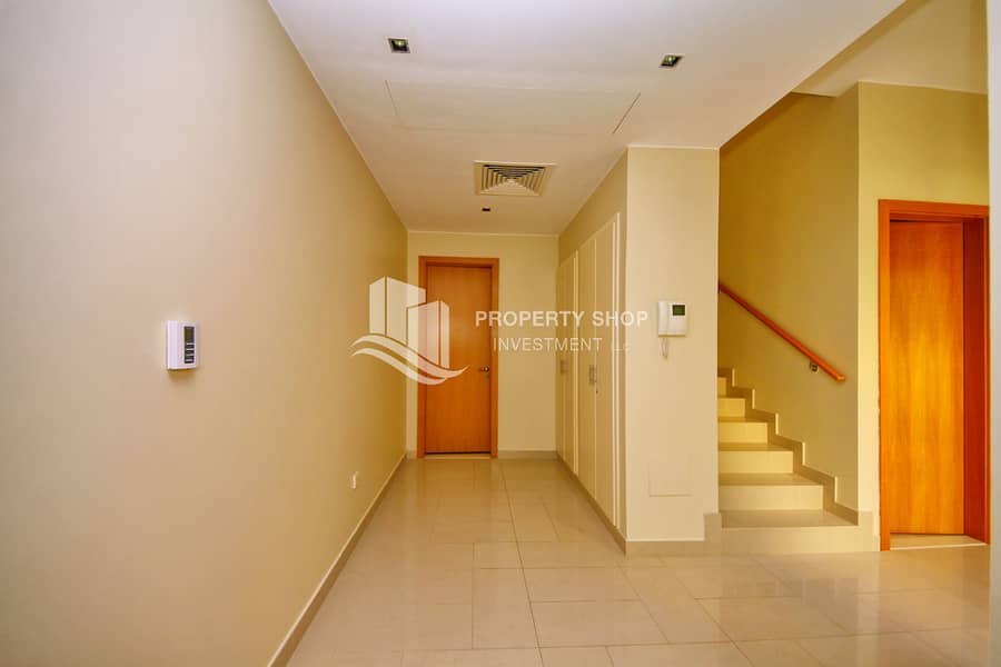 17 4-bedroom-townhouse-abu-dhabi-al-dar-al-raha-gardens-foyer. JPG