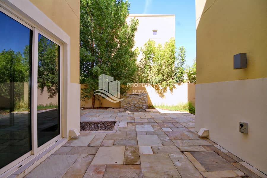 25 4-bedroom-townhouse-abu-dhabi-al-dar-al-raha-gardens-courtyard. JPG