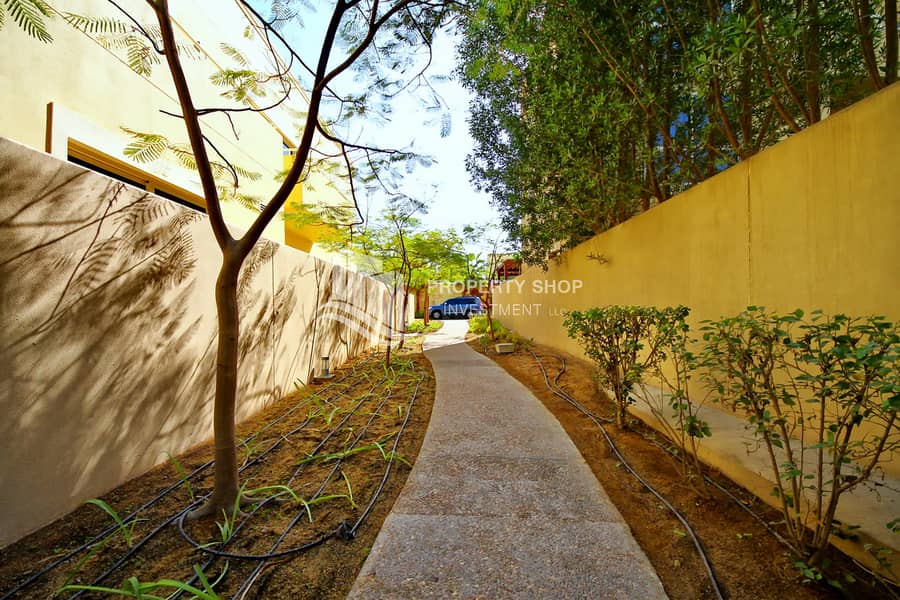 28 4-bedroom-townhouse-abu-dhabi-al-dar-al-raha-gardens-community-garden. JPG