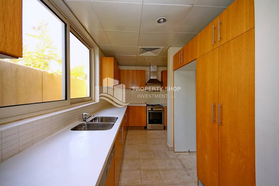 7 3-bedroom-townhouse-abu-dhabi-al-dar-al-raha-gardens-kitchen. JPG