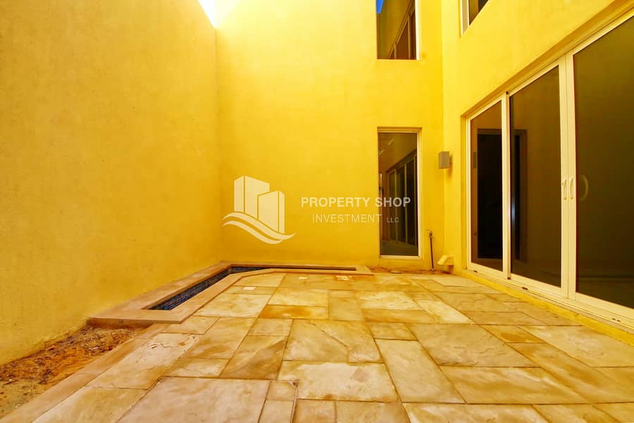 19 3-bedroom-townhouse-abu-dhabi-al-dar-al-raha-gardens-courtyard. JPG