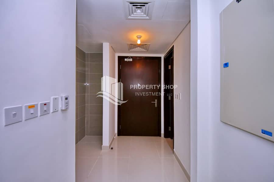11 1-bedroom-apartment-al-reem-island-marina-square-al-maha-tower-foyer. JPG
