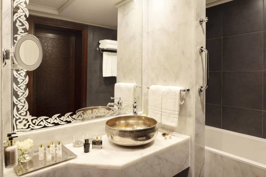 11 Jumeirah Zabeel Saray - Rooms - Royal Villa - Bathroom-min. jpg