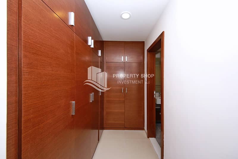 6 1-bedroom-apartment-al-reem-island-shams-abu-dhabi-gate-tower-1-closet. JPG