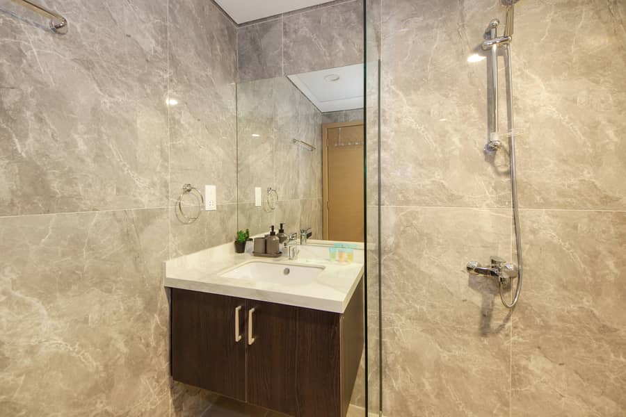 21 Bathroom. jpg