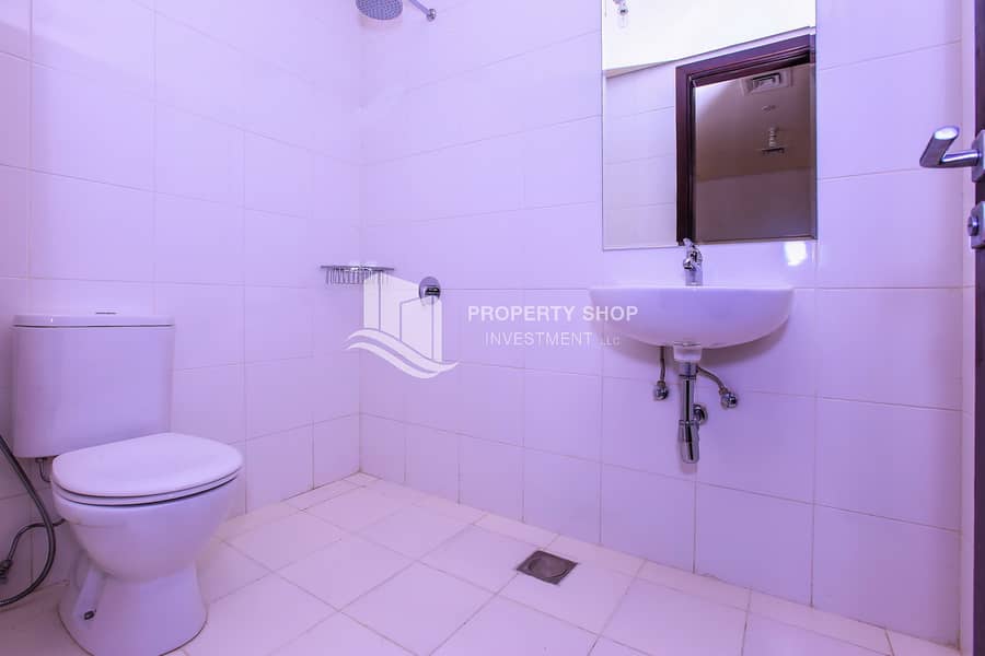 13 2-bedroom-apartment-al-reem-island-marina-square-ocean-terrace-maids-bathroom. JPG