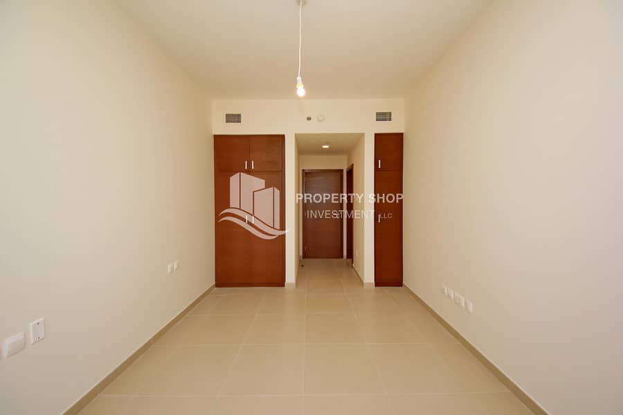 12 2-bedroom-apartment-al-reem-island-shams-abu-dhabi-gate-tower-1-closet. JPG