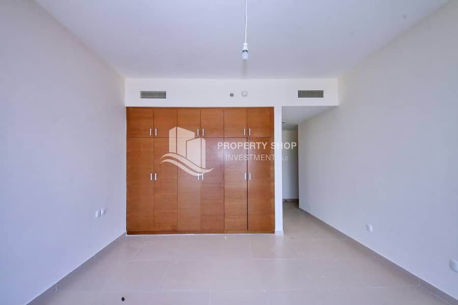 4 2-bedroom-apartment-al-reem-island-shams-abu-dhabi-gate-tower-closet. JPG