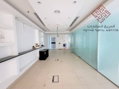 Office for Rent in Al Majaz, Sharjah - Spacious Office At prime Bussines Location | Bussines Tower | Grabe Opportunity | Parking Free