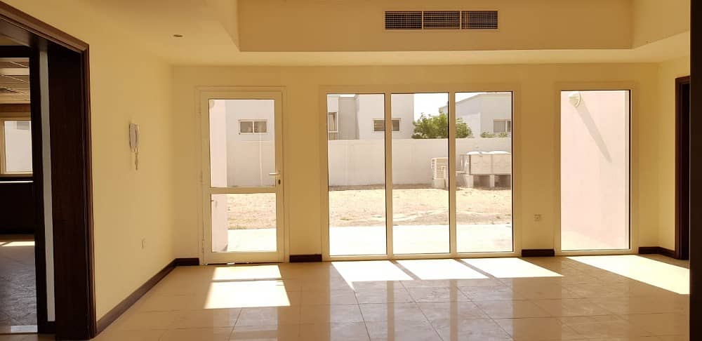 Town Houses 4bed maid room for rent in al barashi sharjah