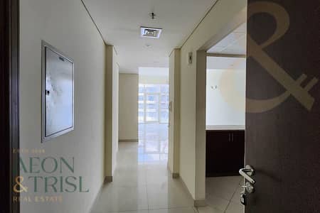 فلیٹ 2 غرفة نوم للايجار في مدينة دبي الرياضية، دبي - شقة في برج الواحة 1،مدينة دبي الرياضية 2 غرف 75000 درهم - 8687205