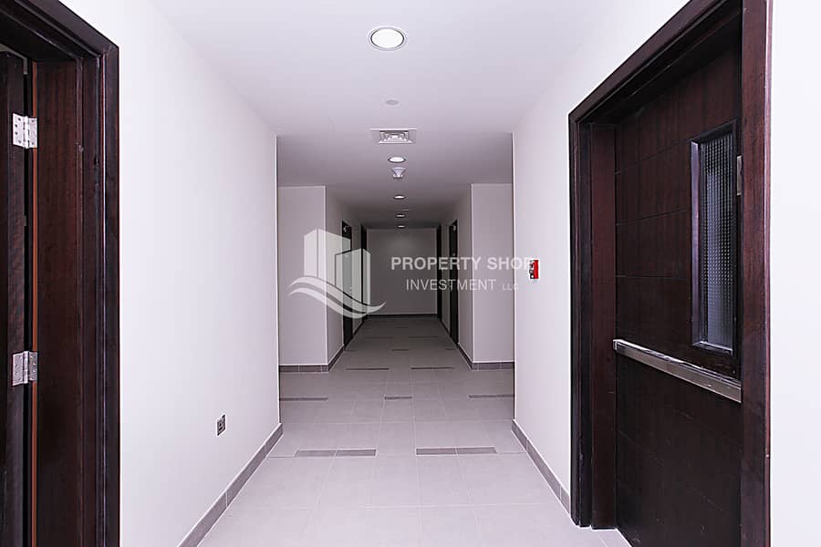 8 abu-dhabi-al-reem-island-city-of lights-marina-bay-hallway. JPG