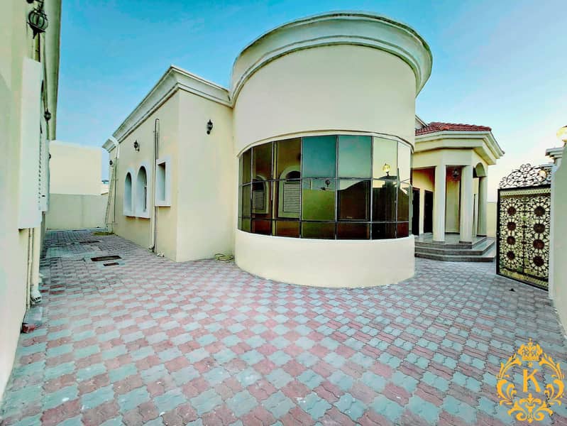 Prime Location !Outclass Villa with 3

Master Bedrooms Maid Room Hall And

Majlies At Al Shamkha