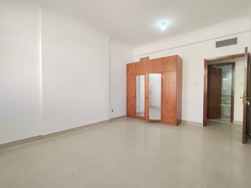 شقة في شارع المطار 2 غرف 55000 درهم - 8692238