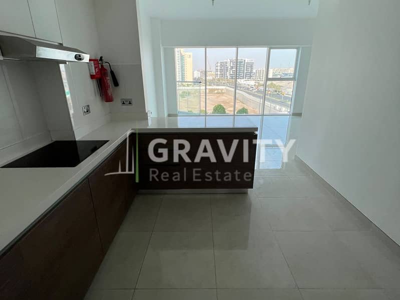 2 nice-open-kitchen-area-and-studio-palce-overlloking-the-view-of-outside-al-hadeel. jpg