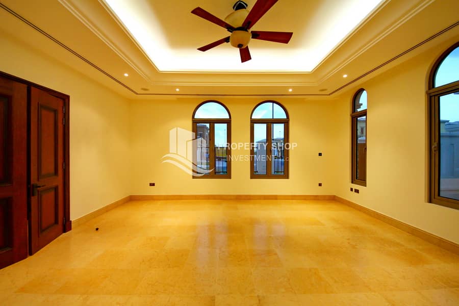 7 5-bedroom-executive-villa-abu-dhabi-saadiyat-beach-mediterranean-living-area-1. JPG